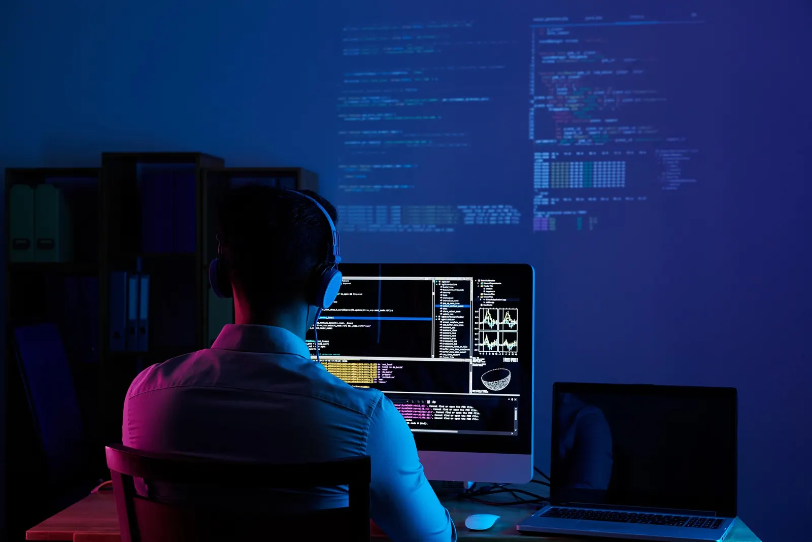 Développeur de Mholel Software travaillant sur une application mobile